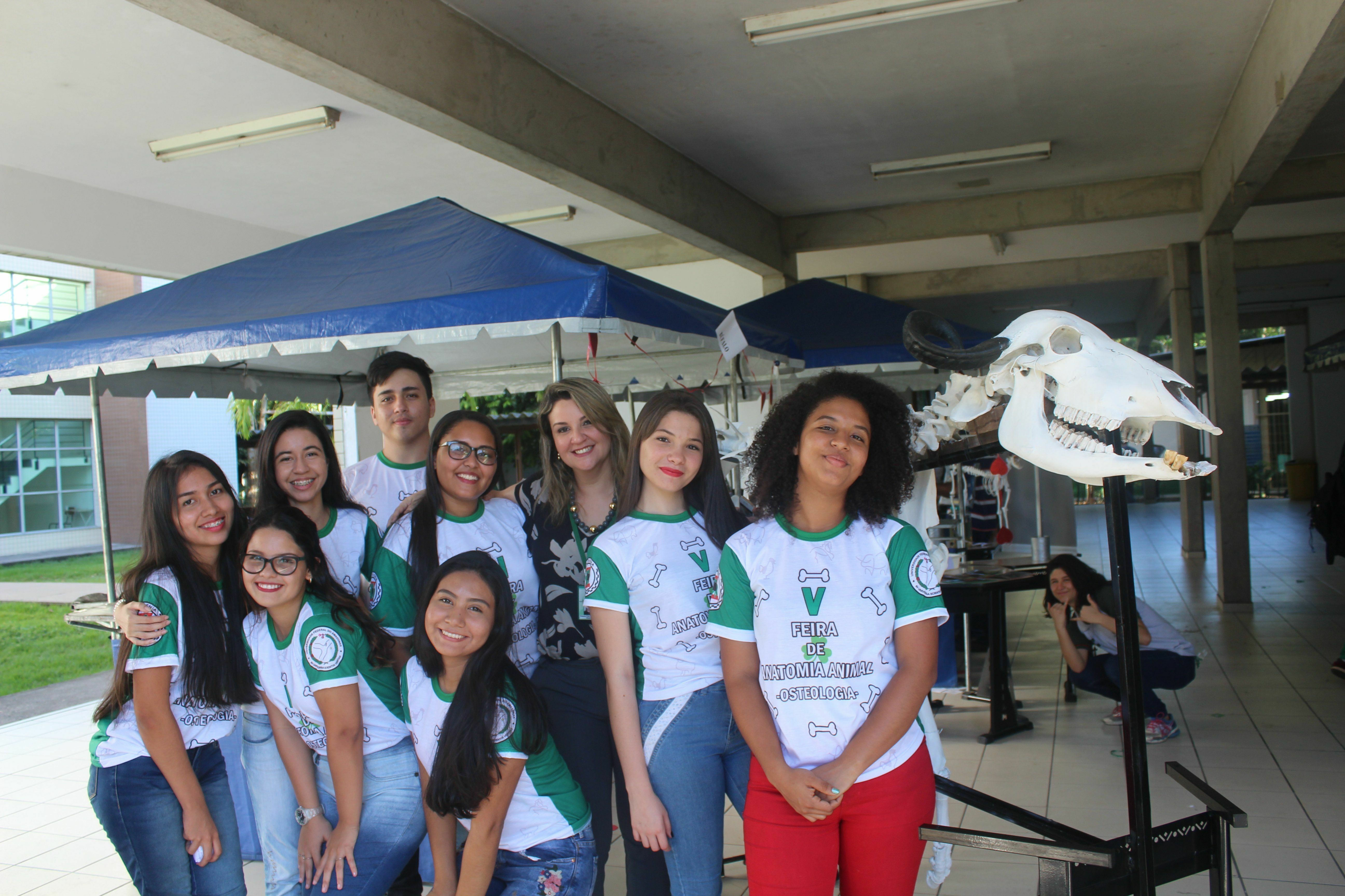Estudantes de Zootecnia e professora Roseane Oliveira (ao centro)